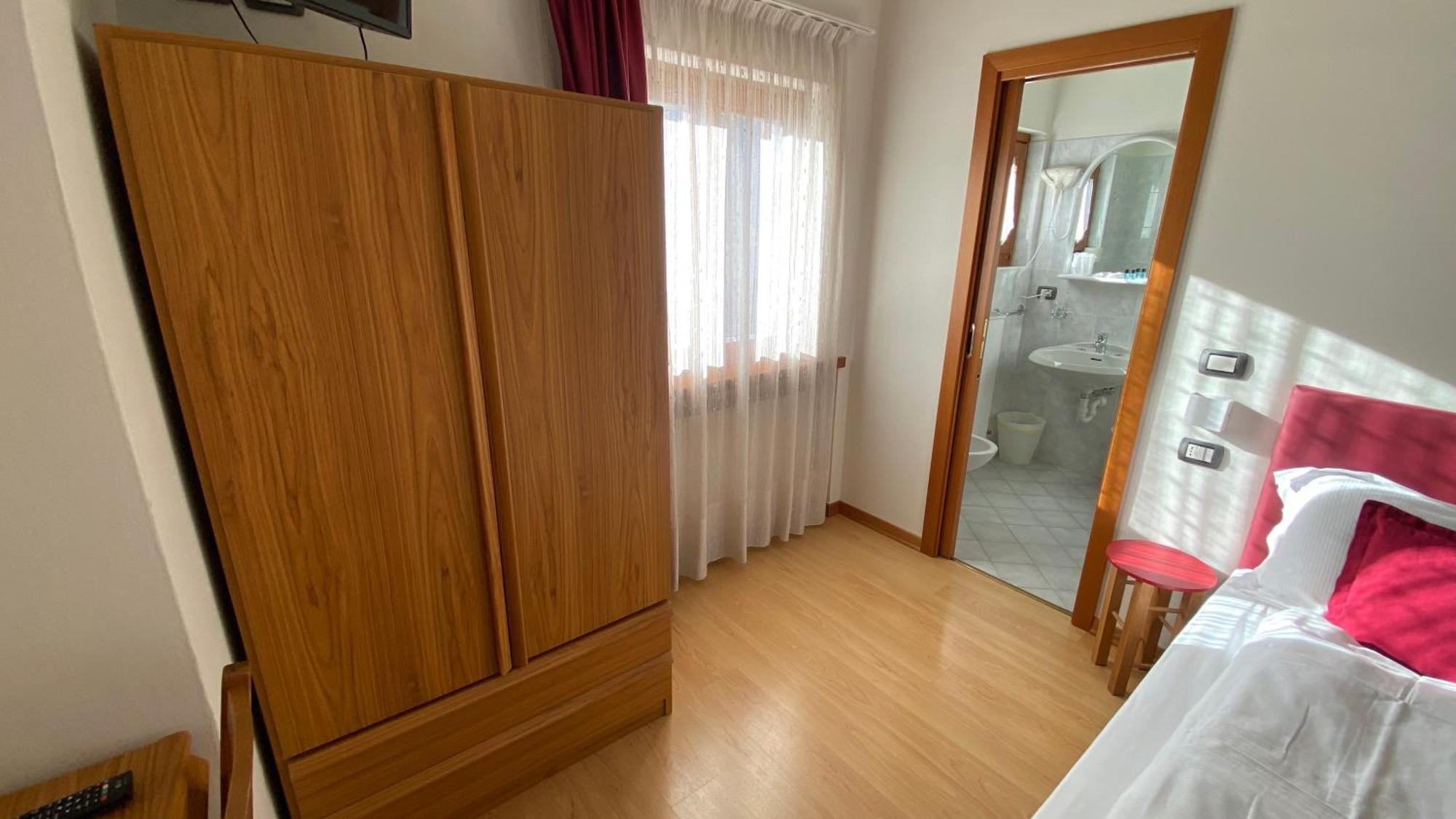 Casteluce Hotel Funivie Пинцоло Екстериор снимка