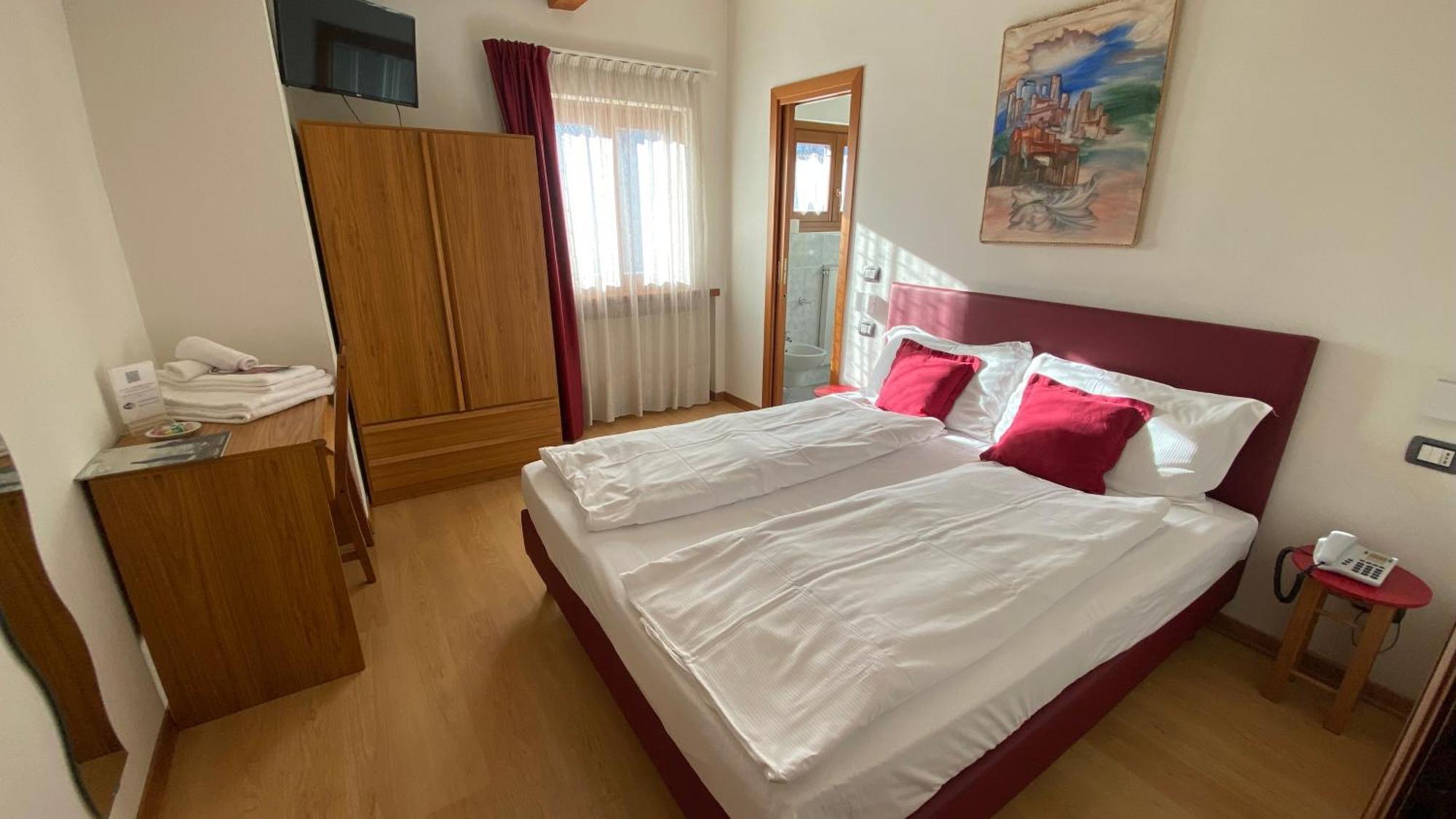 Casteluce Hotel Funivie Пинцоло Екстериор снимка