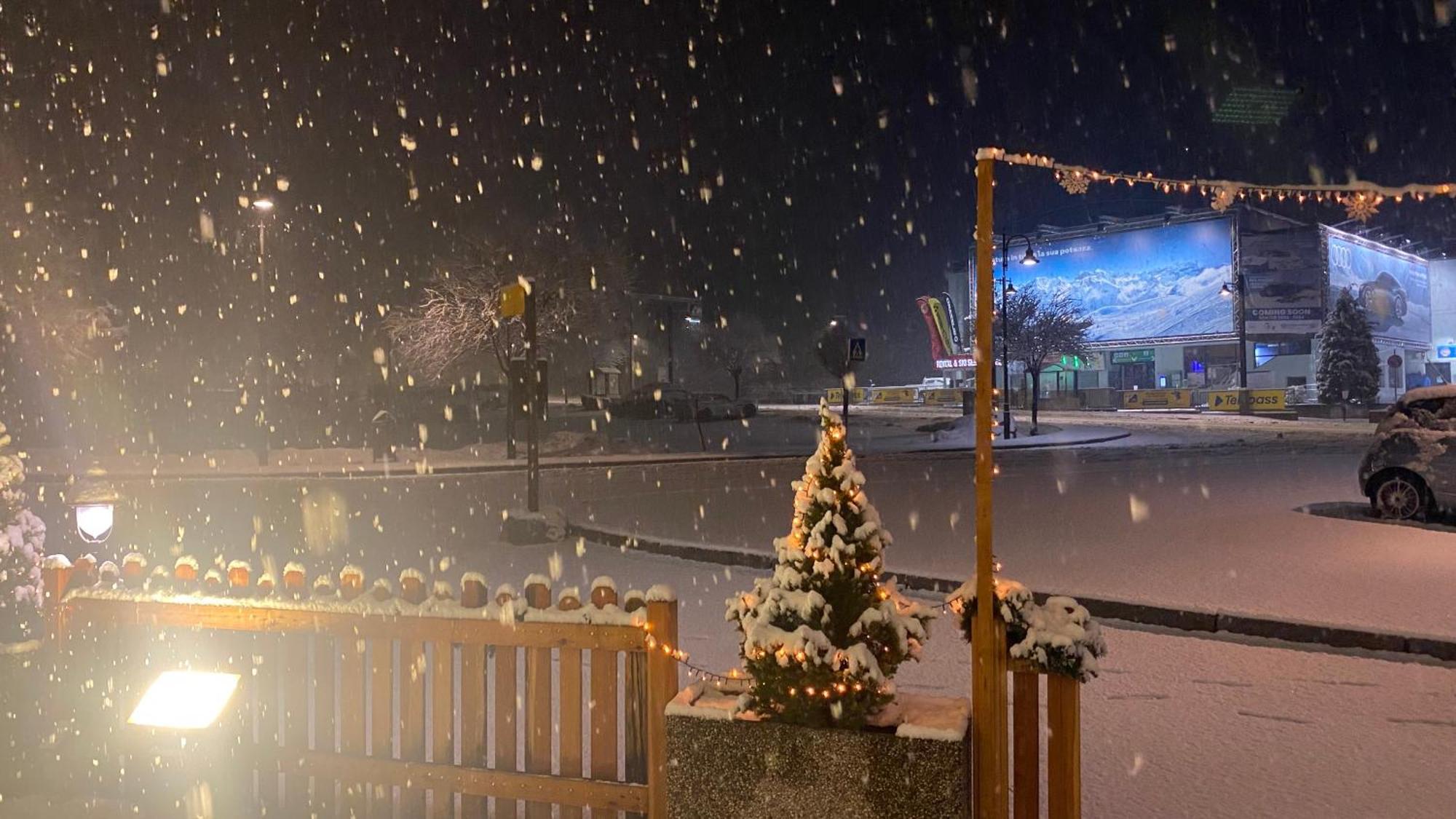 Casteluce Hotel Funivie Пинцоло Екстериор снимка