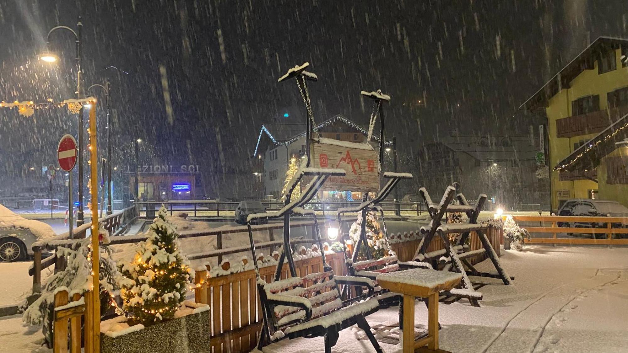 Casteluce Hotel Funivie Пинцоло Екстериор снимка