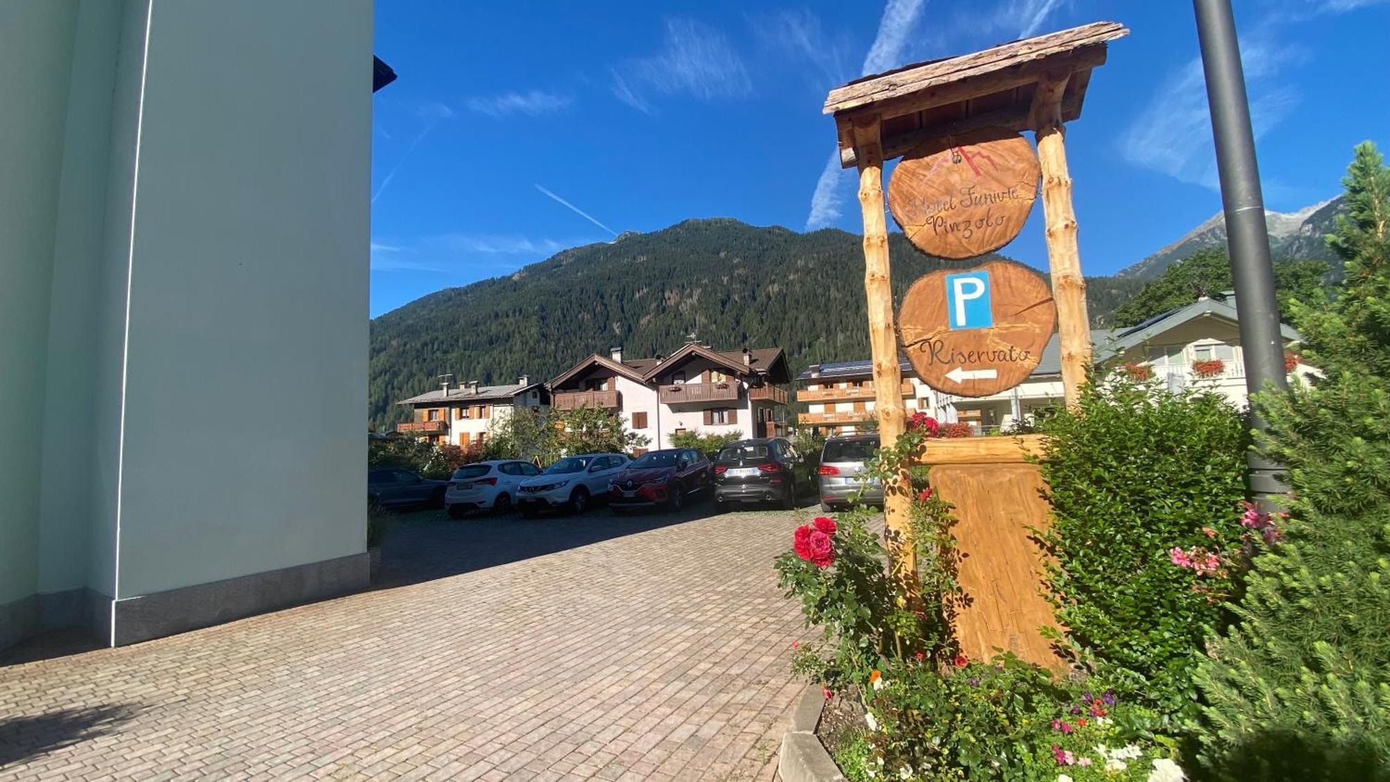 Casteluce Hotel Funivie Пинцоло Екстериор снимка