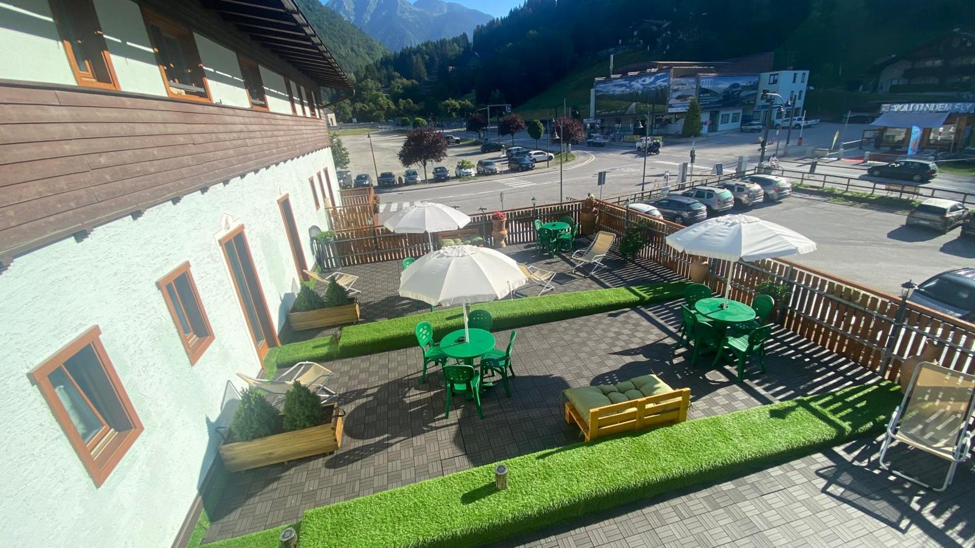 Casteluce Hotel Funivie Пинцоло Екстериор снимка