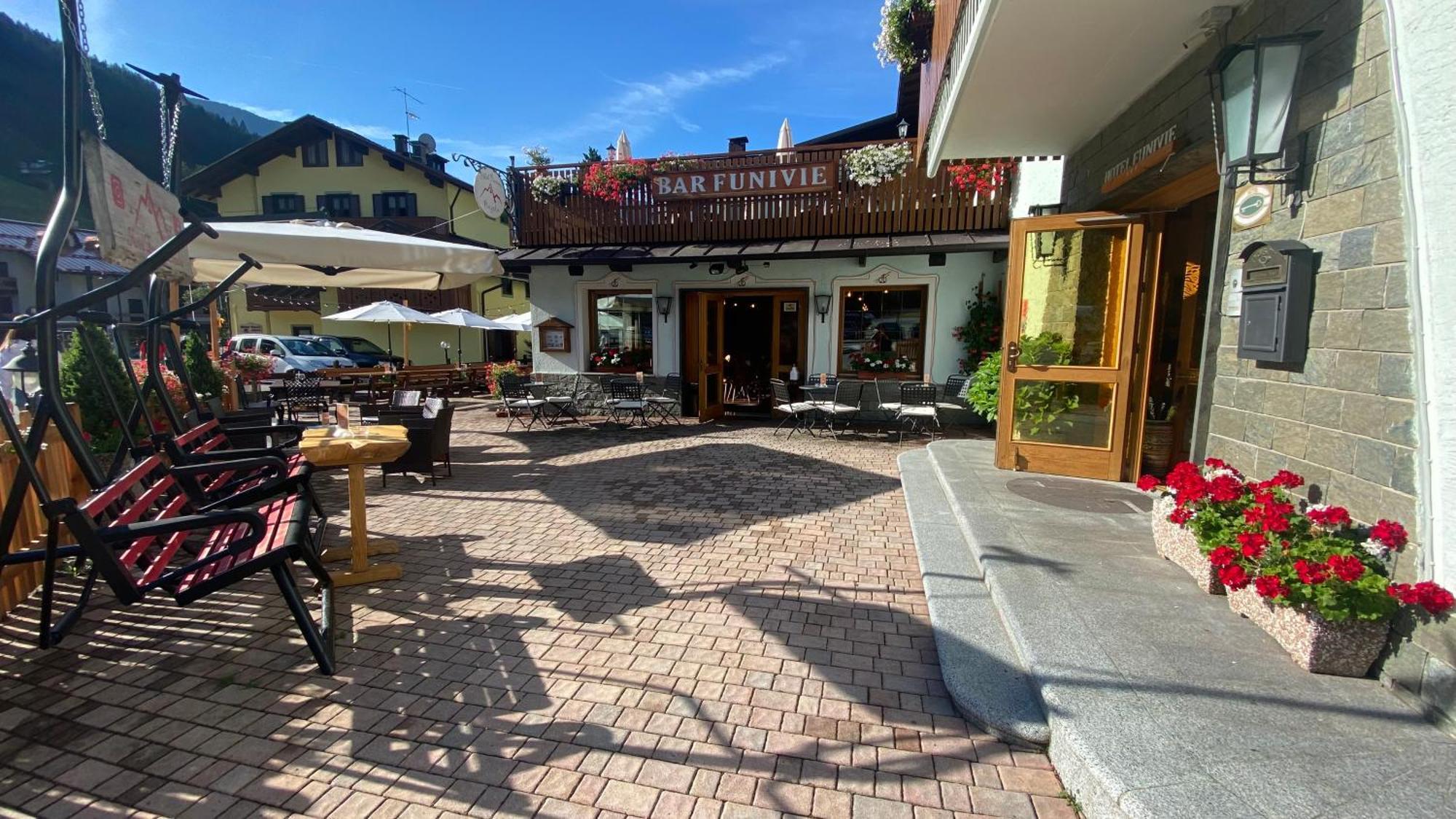 Casteluce Hotel Funivie Пинцоло Екстериор снимка