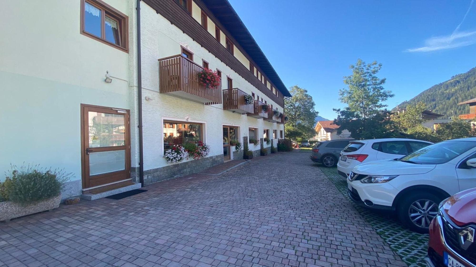 Casteluce Hotel Funivie Пинцоло Екстериор снимка