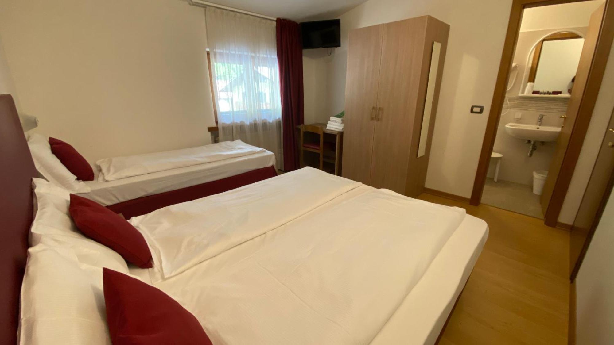 Casteluce Hotel Funivie Пинцоло Екстериор снимка
